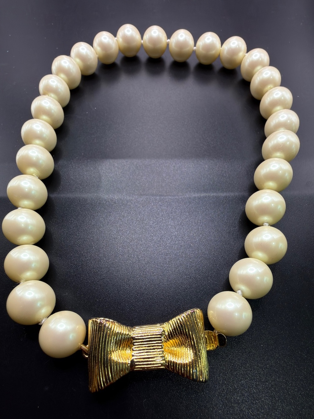 KATE SPADE ALL WRAPPED UP GLASS PEARL GOLD TONE RIBBON BOW NECKLACE - Picture 9 of 12